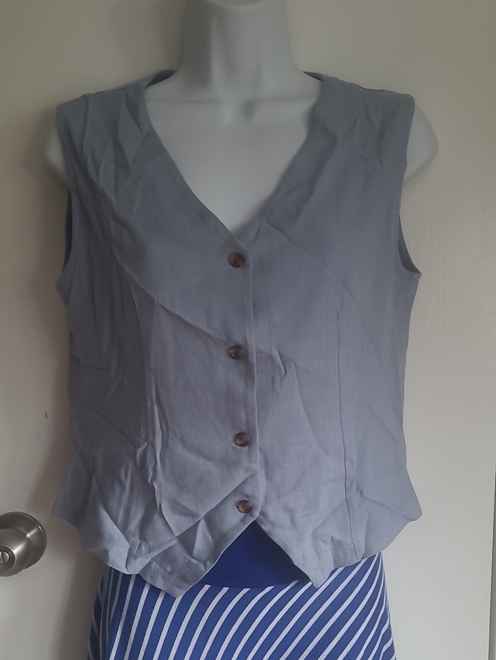 Classic Sleeveless V-Neck Button Front Top - Light Gray